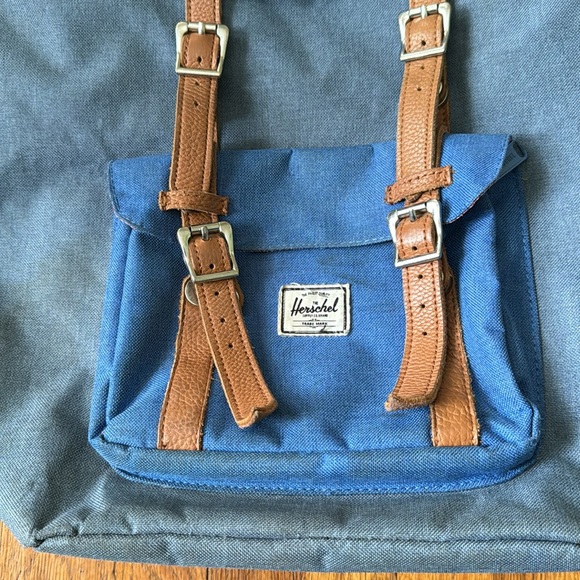 🎒Herschel Retreat blue backpack with striped lining and brown leather trim. - Picture 2 of 12